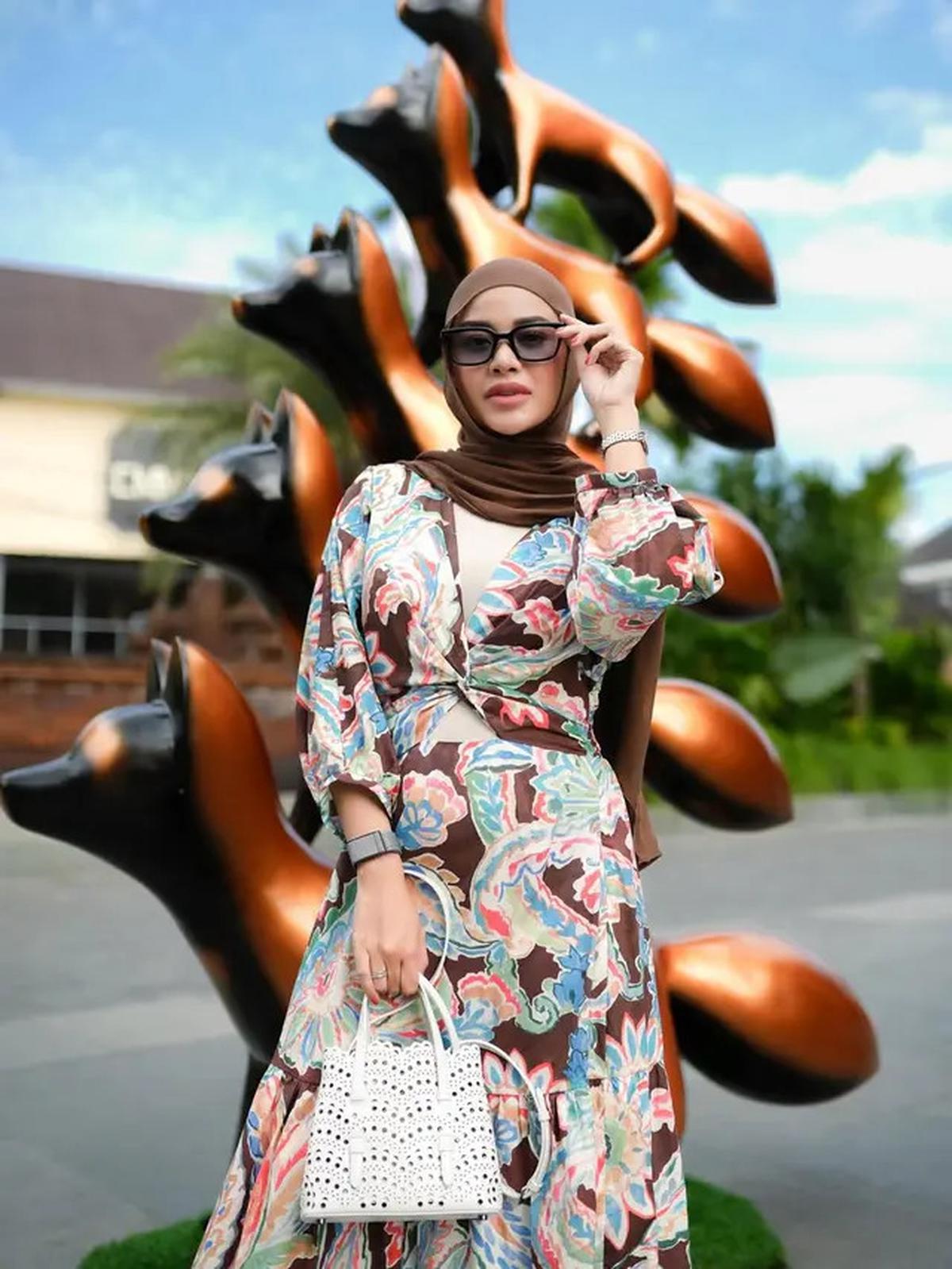 Gaya Aurel Hermansyah Terbaru saat Nongkrong di Kafe Bali, Anggun dengan Dress Flowy dan Tas Putih