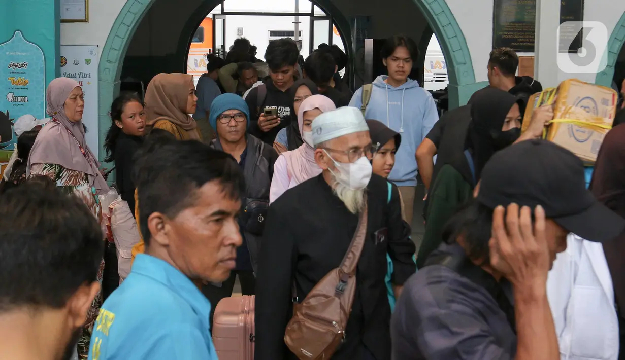 Manager Humas KAI Daop 1 Jakarta, Ixfan Hendriwintoko menjelaskan bahwa seluruh kesiapan telah dirancang sejak awal masa angkutan Lebaran pada 21 Maret lalu hingga 11 April 2025 mendatang. (Liputan6.com/Herman Zakharia)