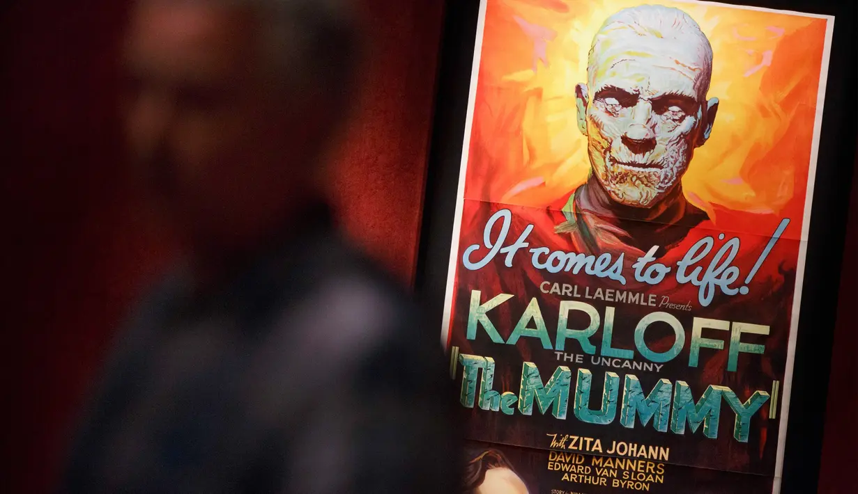 Poster film “The Mummy” (1932) yang terpajang pada pameran di Museum Peabody Essex, Massachusetts, Rabu (9/8). Pameran ini mengambil tema It’s Alive: Classic Horror and Sci-fi art from the Kirk Hammett Collection. (AP/Michael Dwyer)