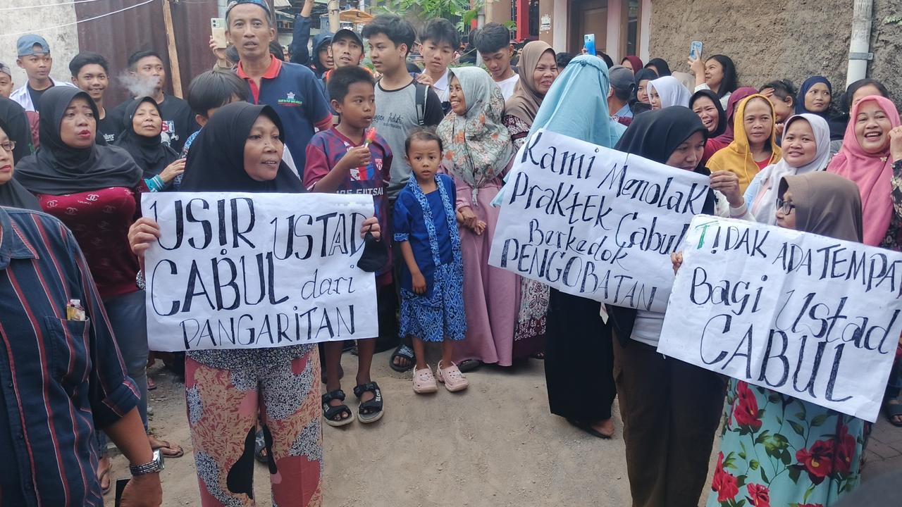 Warga Ramai-Ramai Geruduk Rumah Guru Ngaji karena Diduga Berbuat Cabul, Korbannya 10 Perempuan