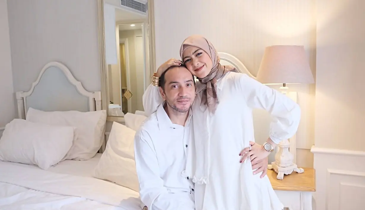 Gary Iskak sempat menjadi sorotan saat menjalani perawatan karena levernya, Icha menjadi istri yang selalu menguatkan dirinya. Apalagi jauh sebelum itu, rumah tangga keduanya kerap diterpa kabar miring. Baik itu hadirnya orang ketiga maupun hadirnya anak dari hubungan Gary bersama mantannya. (Liputan6.com/IG/@richaiskak)