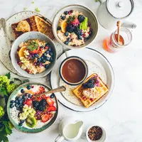 Diet dapat berjalan dengan baik apabila makanan yang dikonsumsi memiliki kandungan kolesterol yang rendah dan juga menyehatkan tubuh. (Foto: Unsplash.com/Brooke Lark)
