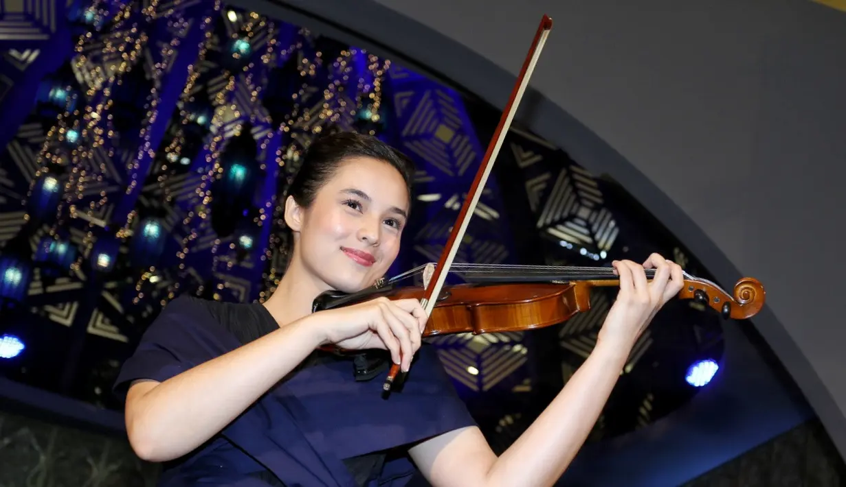 Demi bisa mendalami peran Keira dalam film Ayat Ayat Cinta 2, pemeran Chelsea Islan dituntut piawai bermain biola.  Demi peran tersebut, Chelsea rela belajar sehari lima jam dalam waktu satu bulan. (Adrian Putra/Bintang.com)
