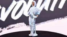 Figur boneka Barbie yang mengenakan hijab untuk pertama kalinya dipamerkan ketika perayaan Women Of The Year Live Summit di Museum Brooklyn, New York City, Senin (13/11). (Ilya S. Savenok/GETTY IMAGES/AFP)