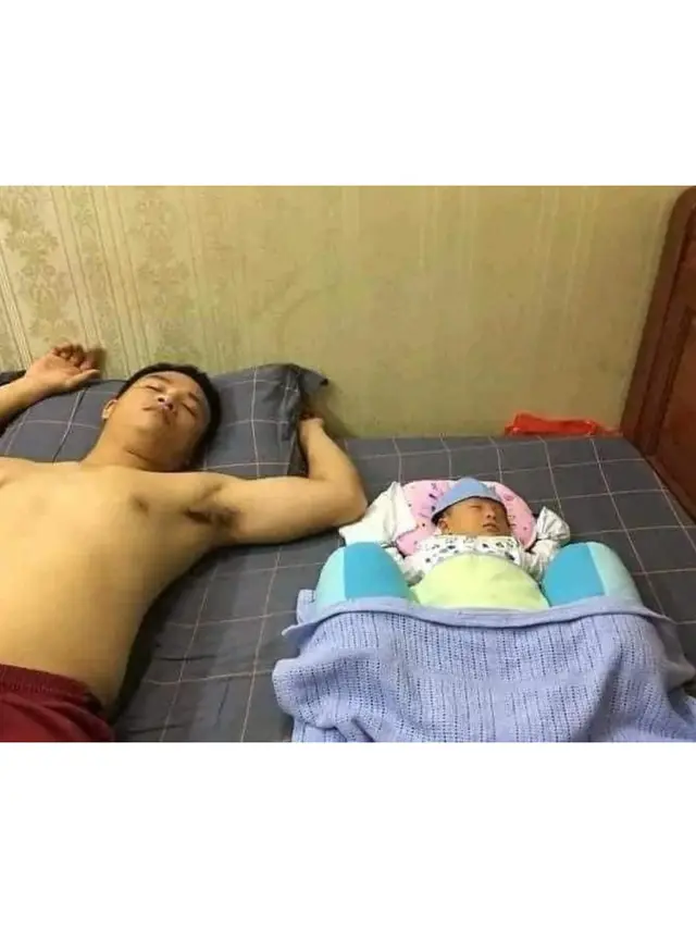 7 Potret Nyeleneh Bapak dan Anak Waktu Tidur Bareng, Posenya Kompak