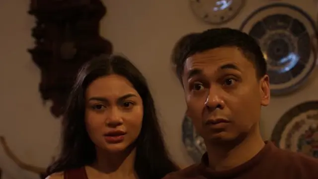 Raditya Dika dan Ariel Tatum dalam film Catatan Harian Menantu Sinting (YouTube/Cinema 21)