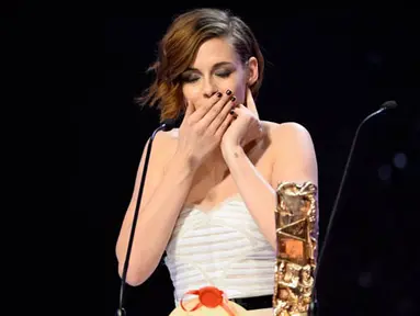 Ekspresi Kristen Stewart saat meraih gelar sebagai Aktris pendukung terbaik pada film, `Sils Maria` (Clouds of Sils Maria) dalam ajang Cesar Awards ke-40 di Paris, Perancis, (20/2/2015). (AFP PHOTO/BERTRAND GUAY)