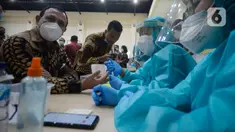 Petugas mengambil sampel darah Ketua KPK Firli Bahuri saat rapid test COVID-19 di Gedung KPK, Jakarta, Kamis (4/6/2020). Rapid test itu diikuti sekitar 2.000 orang di lingkungan Komisi Pemberantasan Korupsi (KPK) menjelang kenormalan baru atau new normal. (merdeka.com/Dwi Narwoko)
