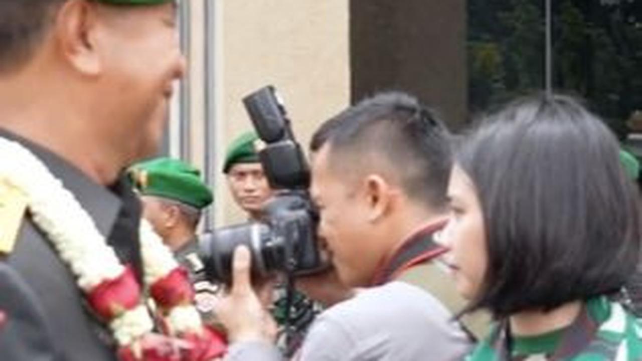 Tangis Ajudan Perempuan Pecah Melepas Letjen TNI, Peluk Erat Istri Jenderal Tak Kuasa Berpisah