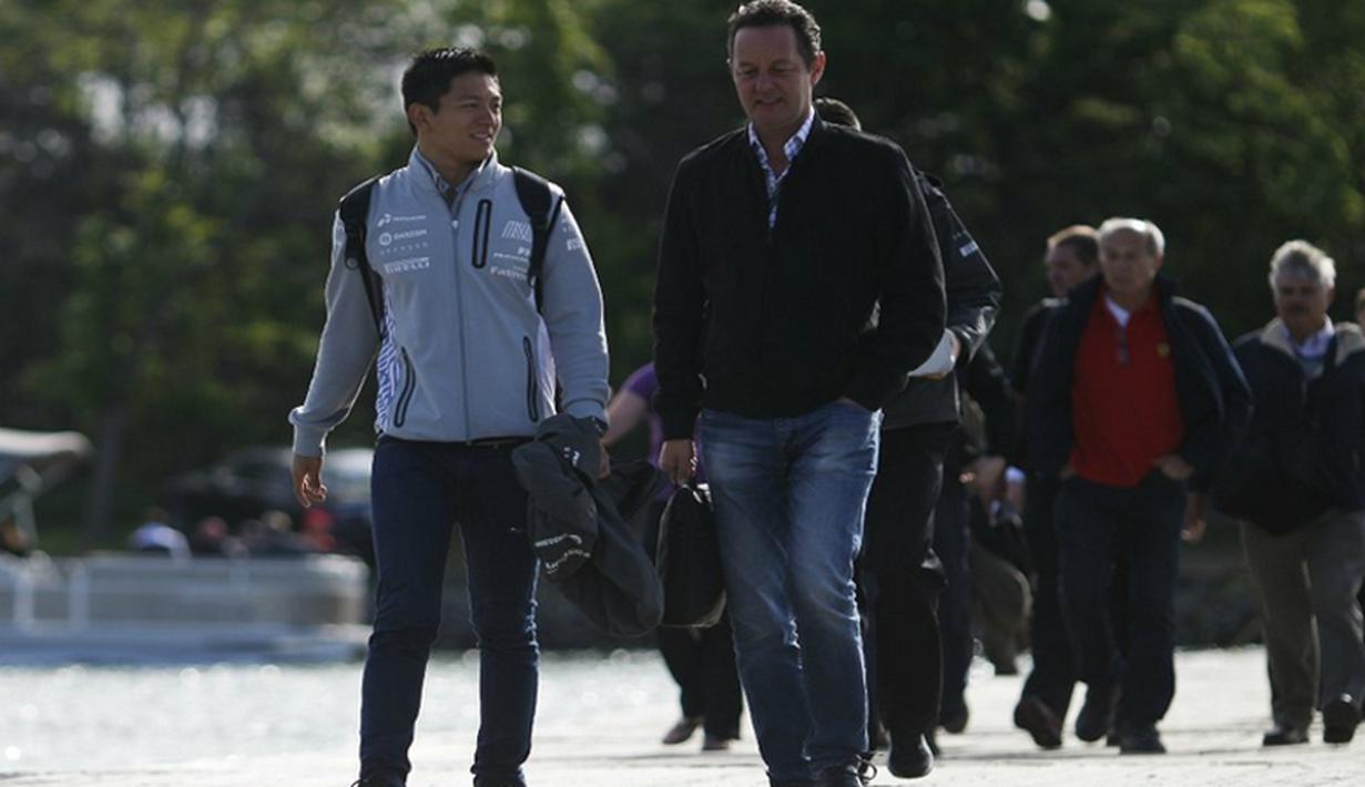 Pebalap Manor Racing asal Indonesia, Rio Haryanto, bersama manajernya, Piers Hunnisett, jelang latihan bebas pertama F1 GP Kanada di Sirkuit Gilles Villeneuve, Kanada, Jumat (10/6/2016). (Bola.com/Twitter/F1)
