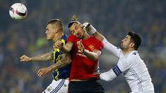 Striker Manchester United, Zlatan Ibrahimovic, duel udara dengan pemain Fenerbahce pada laga Liga Europa di Saracoglu Stadium, Turki, Kamis (3/11/2016). MU kalah 1-2 dari Fenerbahce. (Reuters/Murad Sezer)