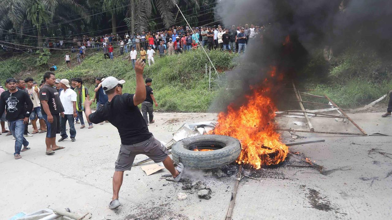 FOTO: Massa Bakar Ban, Tolak Penutupan Tambang Galian C di Bogor