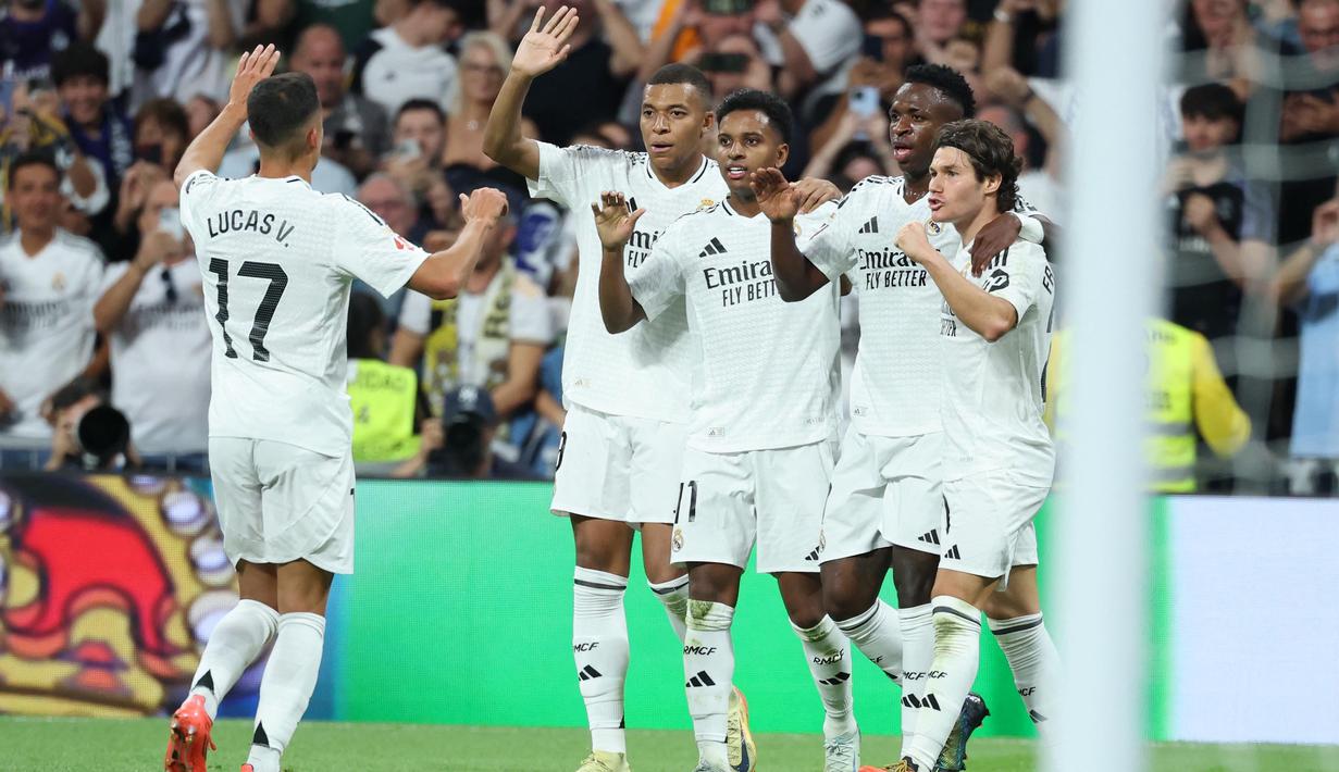 Pemain Real Madrid merayakan gol saat pertandingan sepak bola Liga Spanyol melawan RCD Espanyol di stadion Santiago Bernabeu, Madrid, pada 21 September 2024 atau Minggu (22/9/2024) dini hari WIB. (Thomas COEX/AFP)