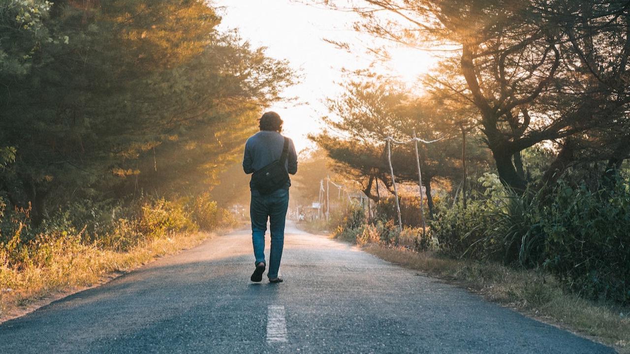 Manfaat Berjalan Setelah Makan atau Fart Walk, Tidak Hanya Sebatas Bantu Buat Kentut