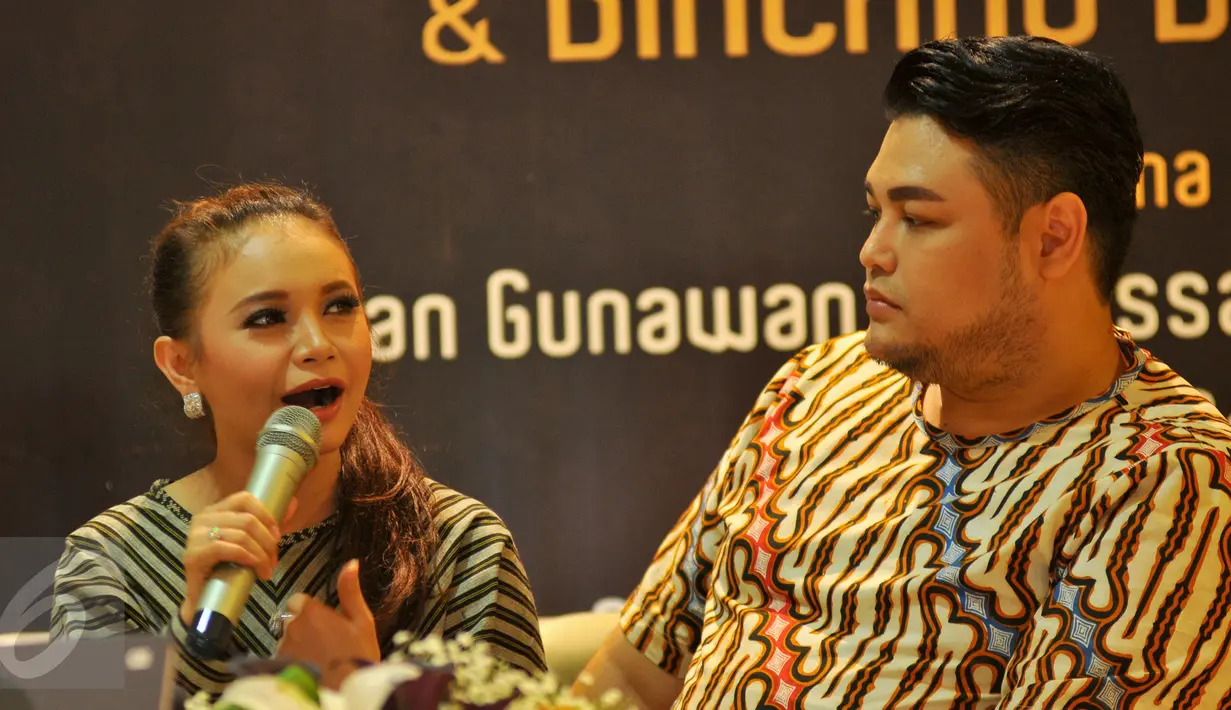 Perancang busana Ivan Gunawan saat berbincang dengan penyanyi Rossa saat meluncurkan buku 'Aku Berkarya Dengan Cinta', Jakarta, Rabu (11/11). Ivan merilis buku untuk memperingati 10 tahun karirnya di bidang fashion. (Liputan6.com/Faisal R Syam)