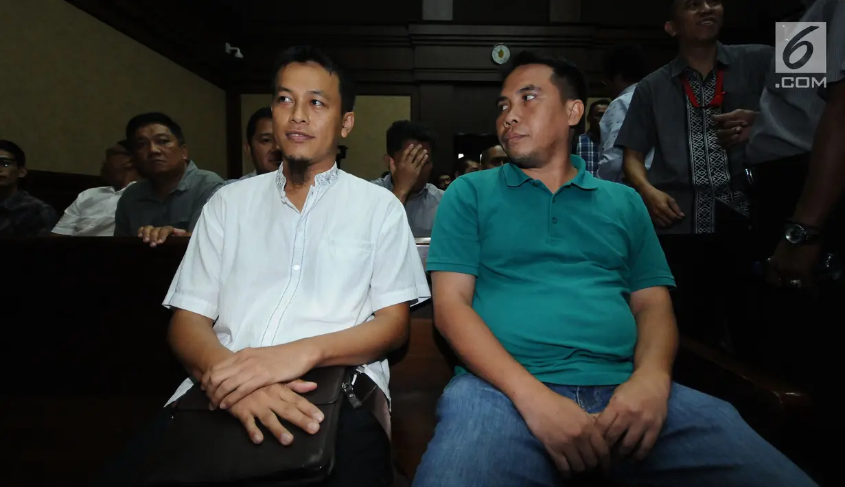 Komisaris PT Media Bangun Bersama, Khairudin (kiri) jelang saat mengikuti sidang perdana bersama Bupati nonaktif Kutai Kartanegara, Rita Widyasari di Pengadilan Tipikor, Jakarta, Rabu (21/2). Sidang mendengar dakwaan JPU. (Liputan6.com/Helmi Fithriansyah)
