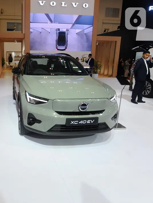 SPG berdiri di depan mobil listrik Volvo XC40EV  yang dipamerkan pada pameran otomotif Gaikindo Indonesia International Auto Show (GIIAS) 2023 di ICE BSD, Tangerang, Banten, Kamis (10/8/2023). (merdeka.com/Arie Basuki)