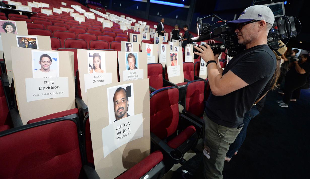 Deretan tempat duduk disertai foto para selebriti dan tamu berjejer rapi jelang perhelatan akbar Emmy Awards 2018 di Teater Microsoft, Los Angeles, Kamis (13/9). Emmy Awards ke-70 akan digelar 17 September mendatang. (KEVORK DJANSEZIAN/GETTY IMAGES/AFP)
