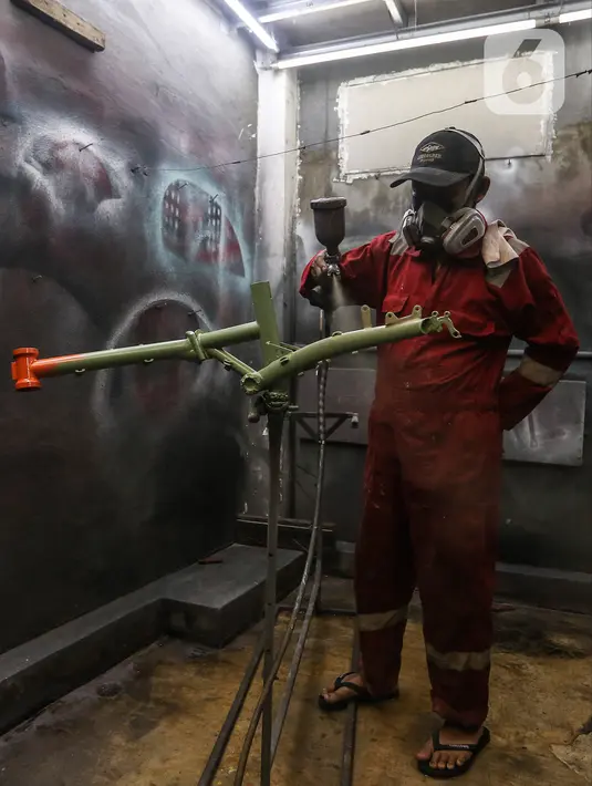 Pekerja Recycle Painting mengerjakan restorasi sepeda di Workshopnya kawasan bintaro, Jakarta, Sanin (1/3/2021). Di masa pandemi Covid 19 seiring maraknya warga berolah raga sepeda khususnya di DKI Jakarta, permintaan restorasi sepeda tersebut meningkat. (Liputan6.com/Johan Tallo)