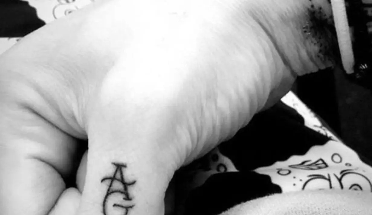 Apalagi ketika Pete memutuskan untuk membuat dua tato dengan tema sang kekasih barunya tersebut. (instagram/petedavidson)