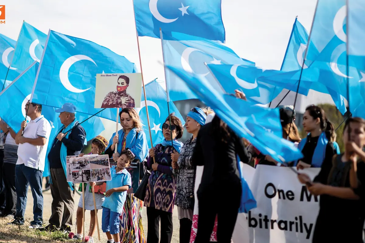 Banner Infografis Asal-usul Suku Uighur