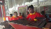 Para pemain Cokek Losari Cirebon dalam rangkaian perayaan Imlek di Vihara Welas Asih Cirebon. Foto (Liputan6.com / Panji Prayitno)