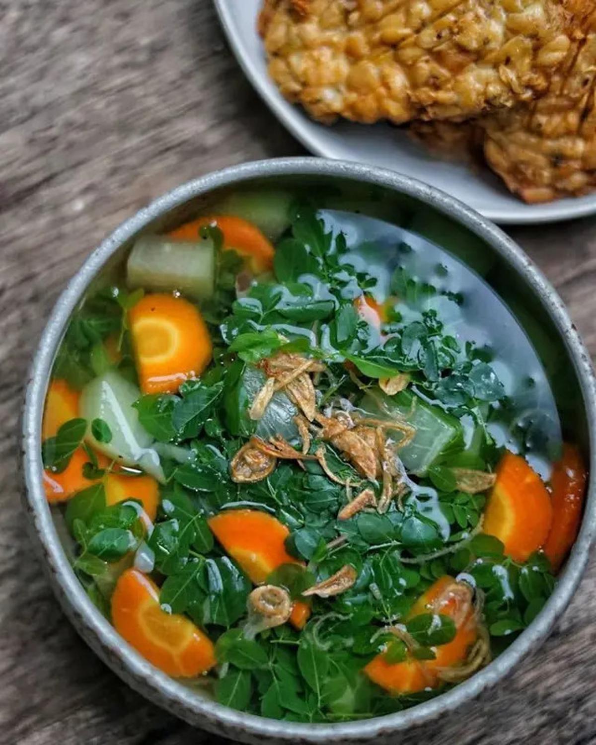 Resep Sayur Bening Daun Kelor yang Lezat dan Kaya Manfaat untuk Kesehatan
