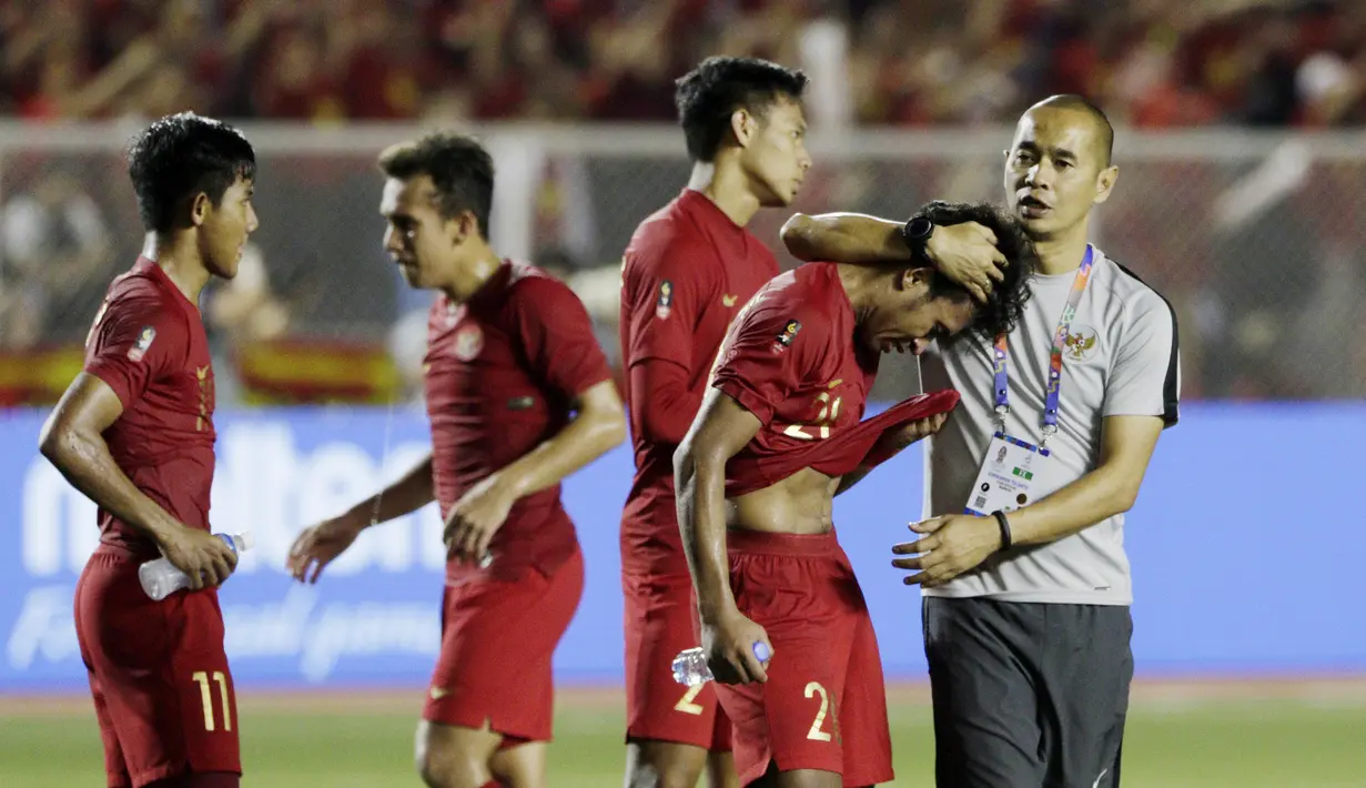 Asisten pelatih Timnas Indonesia U-22, Kurniawan Dwi Yulianto, menghibur Osvaldo Haay usai dikalahkan Vietnam pada laga final SEA Games 2019 di Stadion Rizal Memorial, Manila, Selasa (10/12). Indonesia kalah 0-3 dari Vietnam. (Bola.com/M Iqbal Ichsan)