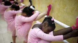 Anak-anak Palestina ini melakukan pemanasan sebelum memulai latihan balet yang diselenggarakan oleh Al-Qattan Center for Children, di kota Gaza, Palestina, (25/11/2015). (Reuters/Suhaib Salem).