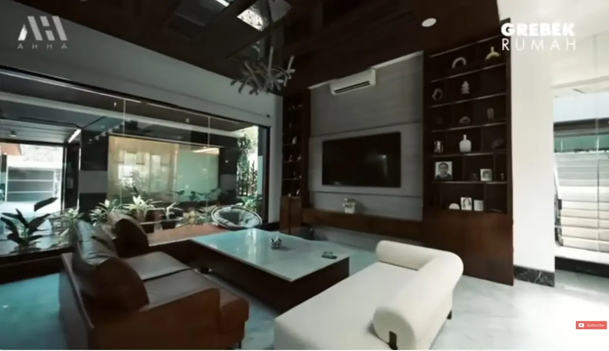 Masuk dari pintu utama langsung melihat pajangan foto keluarga dan anak-anaknya. Kemudian ke arahh ruang keluarga yang biasa digunakan untuk bersantai bersama anak-anak. Tampak ada beberapa sofa dan teve. [Youtube/AH]