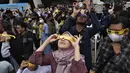 Gerhana matahari hibrida - yang pertama dari jenisnya dalam hampir 10 tahun - sedang berlangsung hari ini. (AP Photo/Tatan Syuflana)