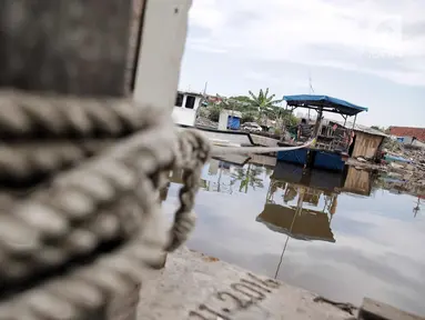Perahu eretan bersandar menunggu penumpang yang ingin menyebrang di kawasan kampung Akuarium, Jakarta, Minggu (12/11). Perahu ini digunakan untuk menyebrang dari wilayah Luar Batang menuju kampung Akuarium atau sebaliknya. (Liputan6.com/Faizal Fanani)