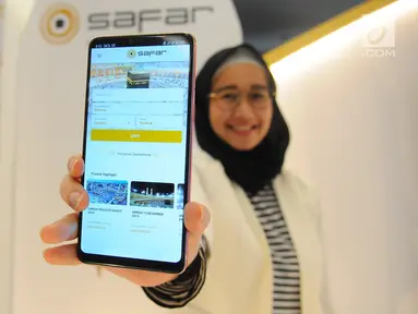 Seorang wanita menunjukkan aplikasi Safar dari telepon genggam saat soft launching di Jakarta, Kamis (2/5/2019). Peluncuran aplikasi Safar bertujuan untuk memberi akses kepada masyarakat dalam memilih biro travel terbaik secara gampang dan aman. (Liputan6.com/Angga Yuniar)