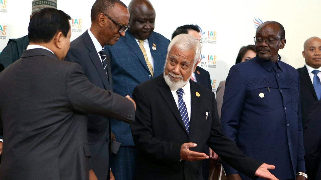 VIDEO: Momen PM Timor Leste Xanana Gusmao Cium Tangan Menlu Retno, Elus Rambut Jokowi
