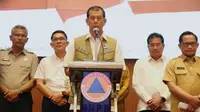 Ketua Gugus Tugas Percepatan Penanganan COVID-19 Doni Monardo menyampaikan arahan penanganan virus Corona (COVID-19) untuk pemerintah daerah di Gedung Graha BNPB, Jakarta, Senin (16/3/2020). (Dok Badan Nasional Penanggulangan Bencana/BNPB)