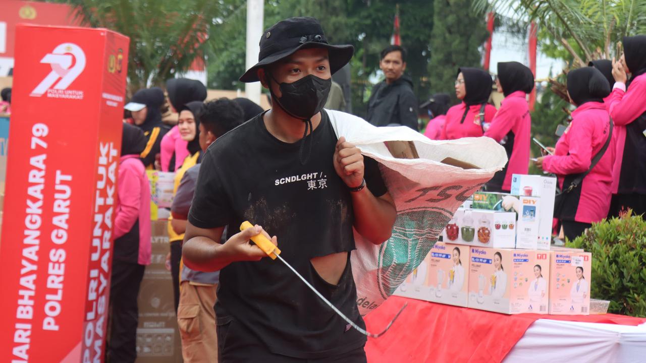 Lucunya Polisi Lomba Penyamaran jadi Intel, Ada yang Cosplay jadi 'Shaun the Sheep