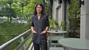 Dian Sastro tampil bergaya lady boss dengan setelan blazer dan celana panjangnya yang serasi. Blazer dengan 2 kantong ini serasi dengan celana panjangnya yang berwarna abu-abu. [Foto: Instagram/therealdisastr]