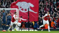 Gelandang Arsenal Granit Xhaka (kanan) merayakan gol ke gawang Manchester United (MU) pada lanjutan Liga Inggris di Emirates Stadium, Minggu (10/3/2019). (AFP/Ian Kington)