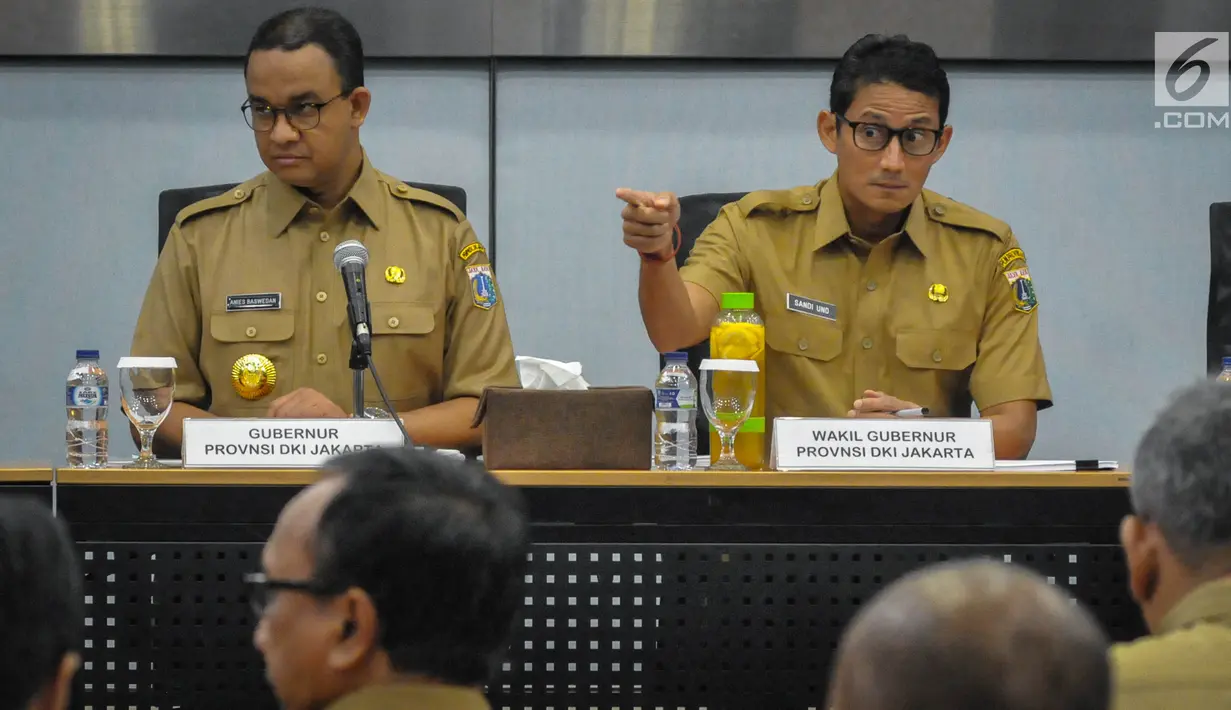 Gubernur dan Wakil Gubernur baru DKI, Anies Baswedan dan Sandiaga Uno menggelar rapat Satuan Kerja Perangkat Daerah (SKPD) di Balai Kota, Selasa(17/10). Selain perkenalan, agenda rapat juga menyampaikan program Pemprov DKI. (Liputan6.com/Faizal Fanani)