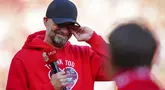 Pelatih Liverpool, Jurgen Klopp, tak kuasa menahan air mata saat seremoni perpisahan setelah laga melawan Wolverhampton Wanderers pada pekan terakhir Liga Inggris di Stadion Anfield, Minggu (19/05/2024). (AP Photo/Jon Super)