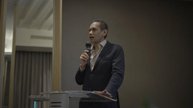 Perwakilan Mola TV, Mirwan Suwarso, ketika melepas Garuda Select angkatan ketiga berangkat ke Eropa.