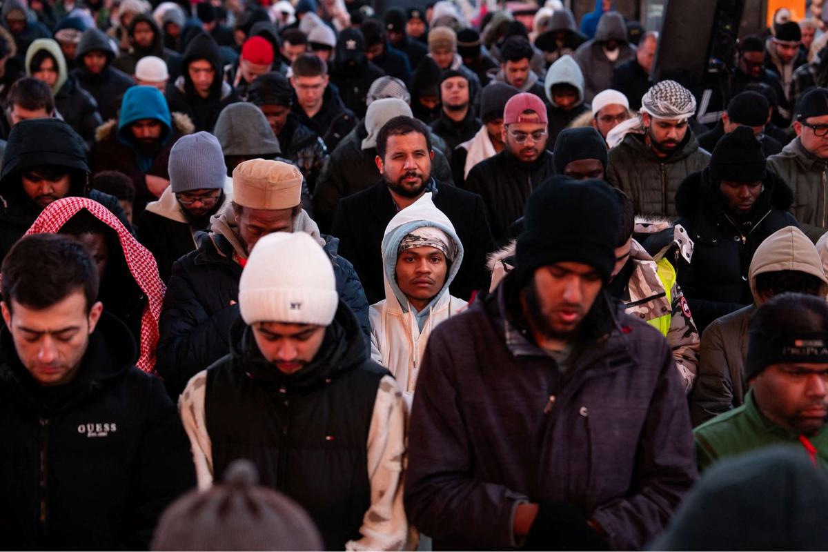 Umat Islam salat tarawih di jalanan New York