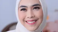 Terjun ke bisnis skincare, Oki Setiana Dewi menyebut flek hitam dan warna kulit tak merata sebagai contoh problem para perempuan usia 30 tahun ke atas. (Foto: Dok. Instagram @okisetianadewi)