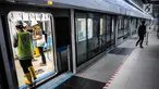 Wartawan mencoba Mass Rapid Transit (MRT) di Bundaran HI, Jakarta, Senin (10/12). Pembangunan konstruksi proyek MRT Jakarta fase satu Lebak Bulus-Bundaran HI lebih maju dibandingkan pembangunan pada akhir Agustus lalu. (Liputan6.com/Faizal Fanani)