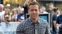Duh, Ryan Reynolds Buka Baju di Dalam Pesawat