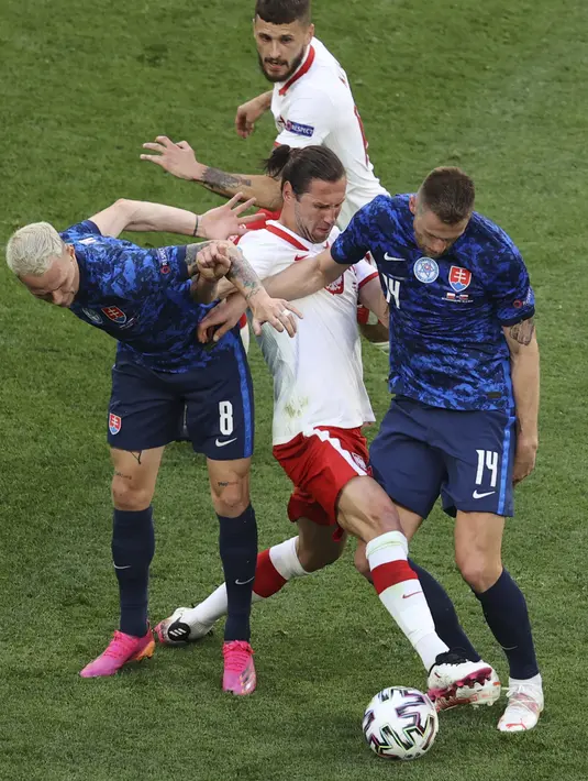 Pemain Slovakia, Ondrej Duda dan Milan Skriniar berusaha merebut bola dari pemain Polanadia, Grzegorz Krychowiak pada pertandingan grup E Euro 2020 di stadion Saint Petersburg di St. Petersburg, Rusia, Senin (14/6/2021).  Slovakia menang tipis atas Polandia 2-1. (Anton Vaganov/Pool via AP)