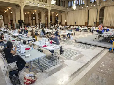 Suasana saat para sukarelawan membuat masker di Balai Kota Lille, Lille, Prancis, Kamis (23/4/2020). Balai Kota Lille dialihfungsikan menjadi pabrik masker buatan tangan sejak awal pekan ini. (Xinhua/Sebastien Courdji)