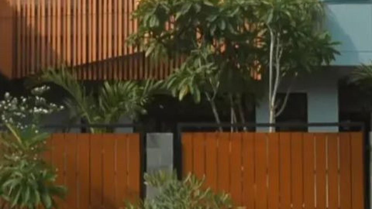 Beginilah penampakan rumah yang ditinggali oleh Randy Pangalila bersama istri dan anak-anaknya.