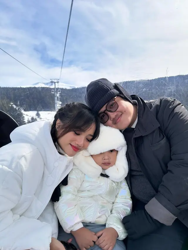 6 Potret Keseruan Fuji dan Gala Main Salju di Turki, Jadi Momen Pertama Keponakan