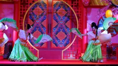 Dua artis seni akrobat asal China beratraksi dalam pertunjukan "The Dazzling Duo Chinese Acrobatic Show" di Tangerang City Mall, Tangerang, Jumat (20/2/2015). Pertunjukan akrobat dalam rangka memperingati Imlek 2566. (Liputan6.com/Faisal R Syam) 